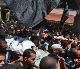 جماهير غفيرة تشيع جثماني شهيدي وسط قطاع غزة