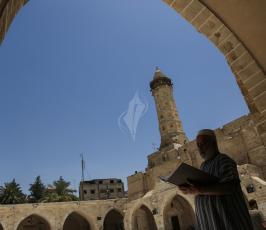 غزيون يقرأون القران الكريم في المسجد العمري الكبير فى اول ايام رمضان  ‫(39780873)‬ ‫‬