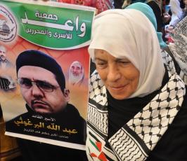 بالصور:عدسة "فلسطين اليوم" تنضم لاعتصام أهالي الأسرى أمام مقر الصليب بغزة