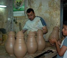 بالصور صانعوا الفخار يحافظون عليها رغم الاندثار