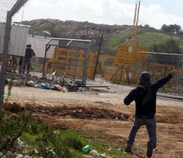خاص فلسطين اليوم..إصابة المئات بالرصاص والإختناق أمام سجن "عوفر" قرب رام الله