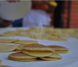 "القطائف" فاكهة رمضان تنتشر بغزة رغم التصعيد