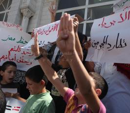 رام الله : أمن السلطة يقمع مسيرة تضامنية نصرة للشعب المصري