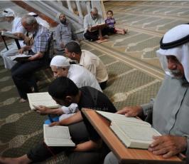 مواطنون من غزة يرتلون القراءن في المسجد العمري الكبير في الثامن من رمضان المبارك