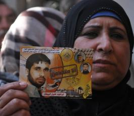 بالصور:عدسة "فلسطين اليوم" تنضم لاعتصام أهالي الأسرى أمام مقر الصليب بغزة