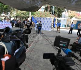 نائب مفوض الانروا خلال مؤتمر صحفي بغزة  ‫(1)‬ ‫‬