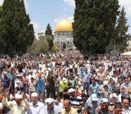نحو 350 الف مواطن يؤدون صلاة الجمعة الثانية في رحاب الأقصى