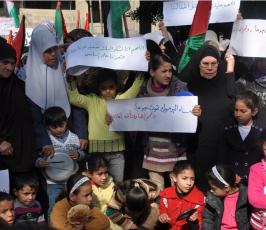 بالصور : وقفة تضامنية مع المحاصرين في مخيم اليرموك أمام الأمم المتحدة بغزة
