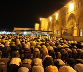 نحو 300 الف فلسطيني يحيون ليلة القدر في رحاب المسجد الاقصى المبارك