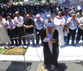 الجهاد تؤدي صلاة الجمعة امام الصليب الاحمر تضامنا مع الاسرى