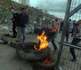 خاص فلسطين اليوم...مواجهات وإصابات أمام سجن "عوفر" غربي رام الله