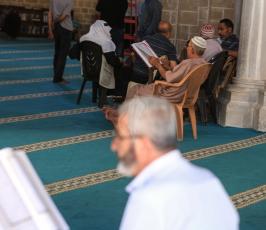 غزيون يقرأون القران الكريم في المسجد العمري الكبير فى اول ايام رمضان  ‫(39780866)‬ ‫‬