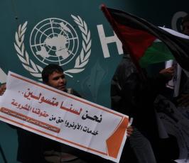 بالصور:احتجاج أمام مقر وكالة الغوث بغزة ضد تقليص الخدمات
