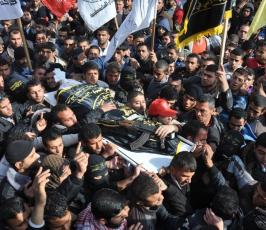 بالصور:جماهير شعبنا تشيع جثمان الشهيدين الزعانين شمال قطاع غزة