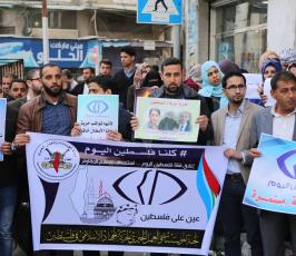 نشطا وأصدقاء فضائية فلسطين اليوم ينظموا وقفة تضامنية اليوم  ‫(30859658)‬ ‫‬