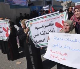 غزيون ينظمون وقفات احتجاجية أمام مراكز توزيع الأونروا رفضاً لتقليصها المساعدات