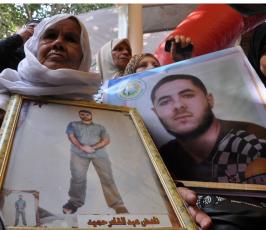 بالصور:عدسة "فلسطين اليوم" تنضم لاعتصام أهالي الأسرى أمام مقر الصليب بغزة