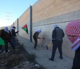 هدم اجزاء من الجدار قرب القدس المحتلة