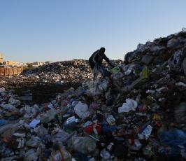 فلسطيني يجمع البلاستيك ومواد قابلة للاستخدام  من مكب للنفايات ‫(37749260)‬ ‫‬
