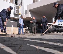 الشرطة الفلسطينية بغزة تقوم بحملة تنظيف لمشافى غزة