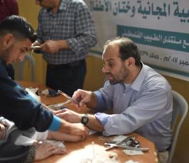 أرض السلام و منتدى الطبيب ينفذان يوماً لختان الاطفال شرق غزة ‫(1)‬ ‫‬