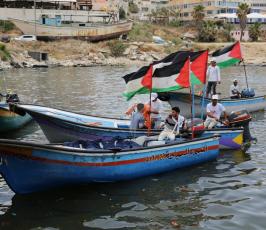 مرضى غزة يبحرون في البحر مطالبين بممر مائي ‫(30205327)‬ ‫‬