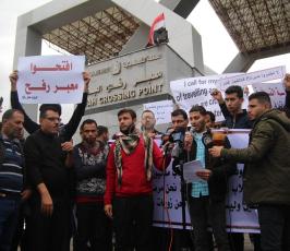 الطلبة تعتصم قبالة بوابة معبر رفح البري للمطالبة بفتح المعبر.  ‫(38076934)‬ ‫‬