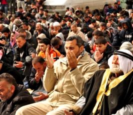 صلاة الجمعة تضامناً مع الاسير الشيخ خضر عدنان أمام مقر الصليب الاحمر بغزة
