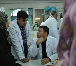 ضمن حملة "مودة" منتدى الطبيب الفلسطيني يقدم خدمات طبية للمتضررين بمراكز الإيواء جراء المنخفض بغزة