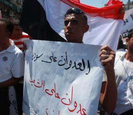 فلسطينيون يتضامنون مع "مصر وسوريا" وسط رام الله