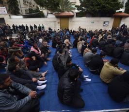 حركة الجهاد تقيم صلاة الجمعة أمام مقر الصليب بغزة تضامناً مع الأسير المضرب محمد القيق ‫(30138770)‬ ‫‬ ‫‬