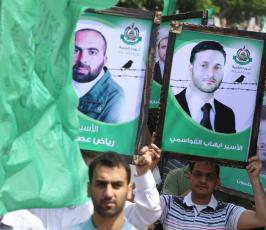 بالصور:حماس تنظم مسيرة حاشدة في غزة تضامنا مع الاسرى الاداريين المضربين عن الطعام