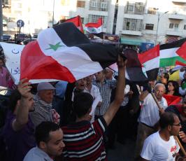 فلسطينيون يحتجون ضد فضائية الجزيرة في رام الله