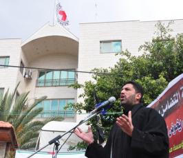 صلاة الجمعة أمام الصليب الاحمر تضامنا مع الشيخ خضر عدنان