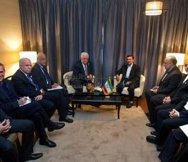 الرئيس الفلسطيني محمود عباس يلتقي بالرئيس الإيراني أحمدي نجاد بالقاهرة