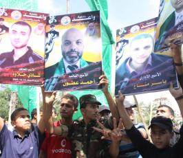 بالصور:حماس تنظم مسيرة حاشدة في غزة تضامنا مع الاسرى الاداريين المضربين عن الطعام