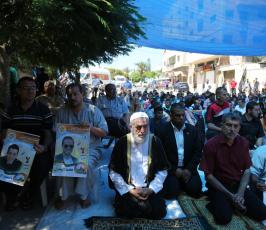 مئات المواطنين يصلون قبالة الصليب الاحمر دعما للاسرى ‫(1)‬