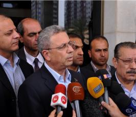 جماهير تتظاهر امام منزل هنية ومقر اقامة وفد المصالحة مطالبين بانهاء الانقسام