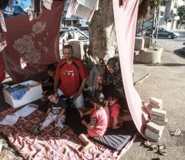 عائلة من رفح تسكن الأسفلت في غزة ‫(37552654)‬ ‫‬