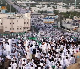 حجاج على جبل عرفات بعد ظهر اليوم لأداء ركن الحج الأعظم  ‫(29745545)‬ ‫‬