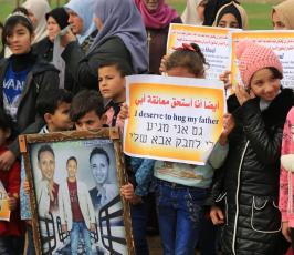 أهالي الأسرى الفلسطينيين ينظمون وقفة تطالب بإطلاق سراح انبائهم من مكان أسر شاؤول ارون شرق غزة ‫(42598913)‬ ‫‬