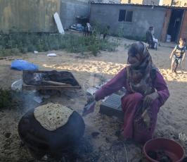 سيدة فلسطينية من منطقة الزنة شرق خانيونس تلجأ الى الخبز على الافران القديمة  ‫(38470150)‬ ‫‬