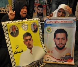 بالصور:أهالي الأسرى يواصلون اعتصامهم الأسبوع أمام مقر الصليب الأحمر بمدينة غزة
