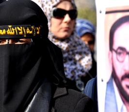 العمل النسائى ينظم وقفة تضامنية اسناداً للاسرى المضربين عن الطعام امام الصليب الاحمر بغزة