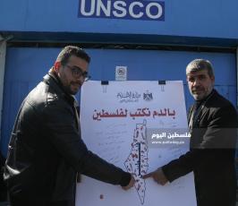 صحفيون يوقعون بالدم على خارطة فلسطين  (8).JPG