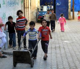 لاجئون فلسطينيون يعيشون في مخيم الشاطئ غرب مدينة غزة