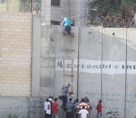 آلاف المواطنين يزحفون إلى القدس لتأدية صلاة الجمعة الثالثة من شهر رمضان المبارك في المسجد الأقصى المبارك