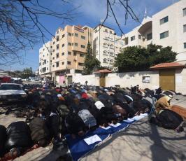 حركة الجهاد تقيم صلاة الجمعة أمام مقر الصليب بغزة تضامناً مع الأسير المضرب محمد القيق ‫(30138764)‬ ‫‬ ‫‬