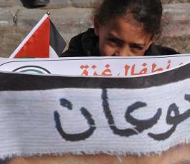  وقفة تضامنية مع مخيم اليرموك أمام الصليب الأحمر بغزة
