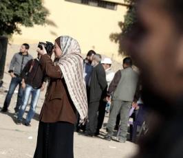 صحفيات يزاحمن الصحفيين في التصوير بغزة